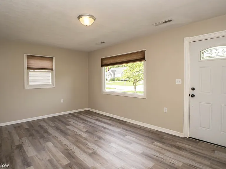 1060 Orchard Ave NE — Photo 2