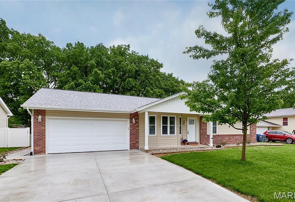 1st image of 806 S Yosemite Ct