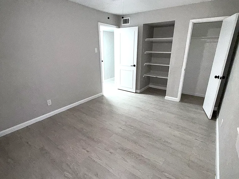 2750 E Ledbetter Dr — Photo 2
