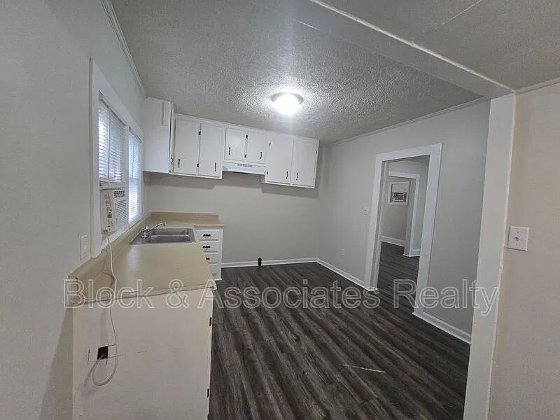 2 bed, 1.0 bath, $995 — Photo 2