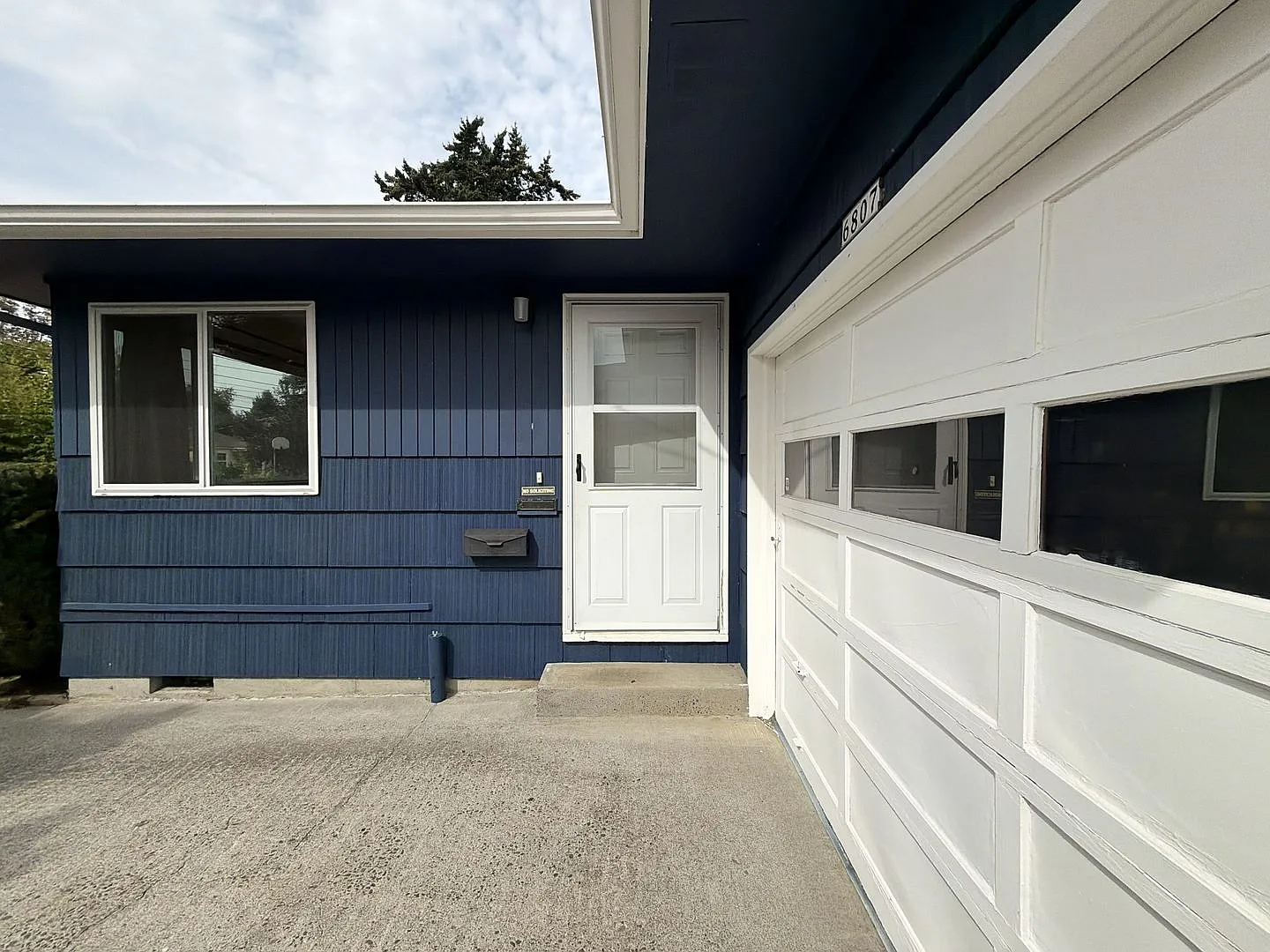 Charming Single-Level 2 Bedroom Home with Hardwood Floors, Spacious Kitchen, Attached Garage & Co... — Photo 3