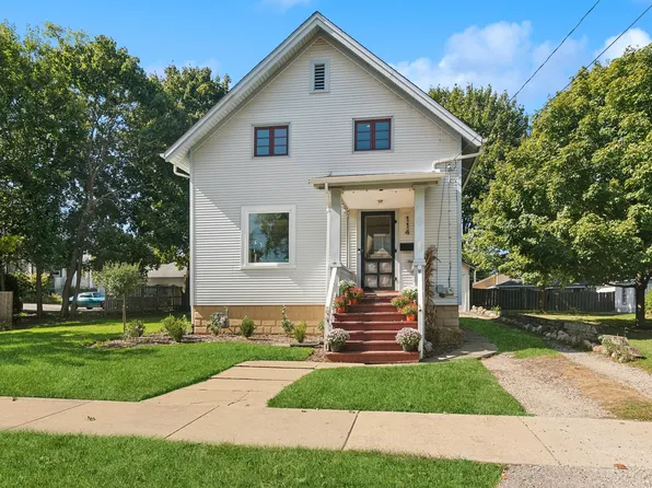 114 Harrison St, Barrington, IL 60010