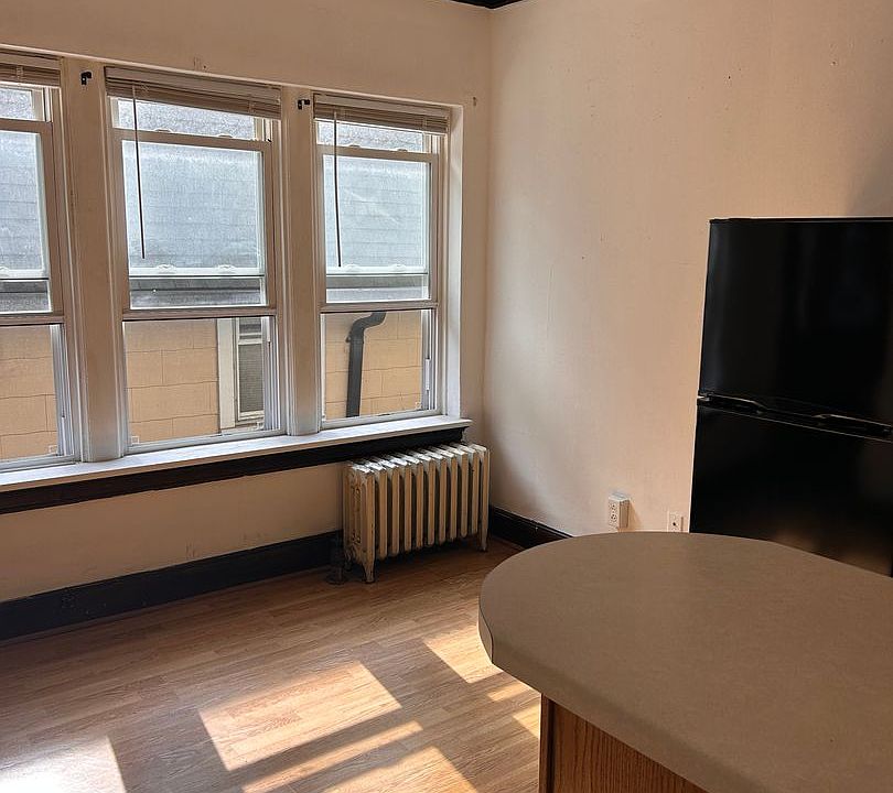 1st image of 1521 N Franklin Pl APT 203