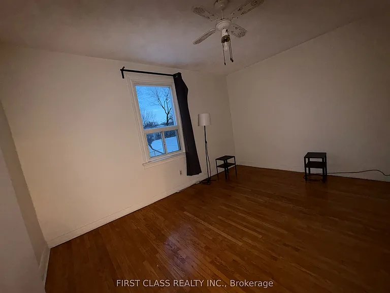 2471 Gerrard St E — Photo 7