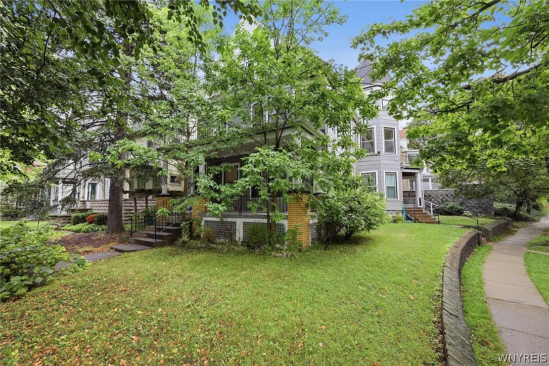 3 bed, 1.0 bath, 1900 sqft, $1,600 — Photo 1