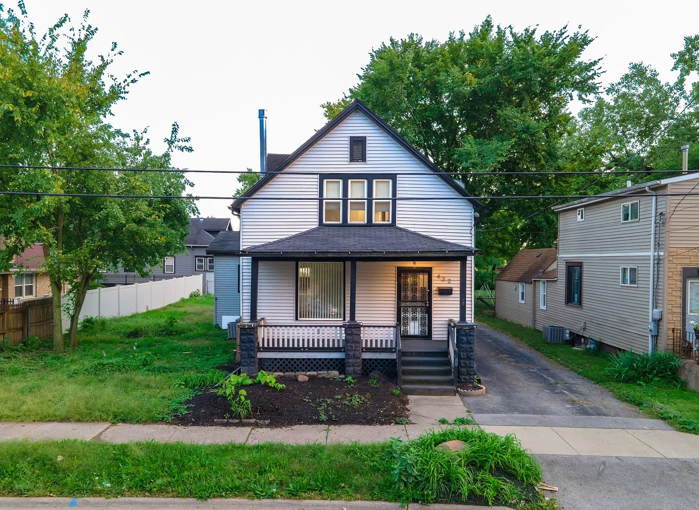 4 bed, 1900 sqft, $2,950 — Photo 1