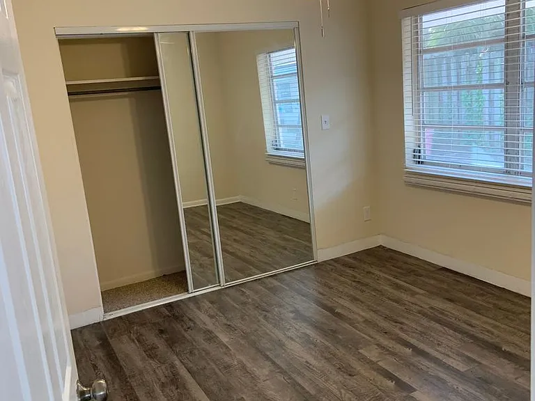 1030 N Victoria Park Rd — Photo 5