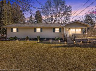 925 Sanders Rd, Oxford, MI 48371