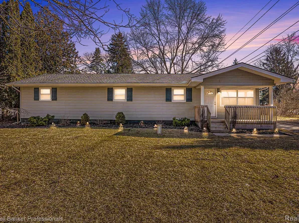 925 Sanders Rd, Oxford, MI 48371