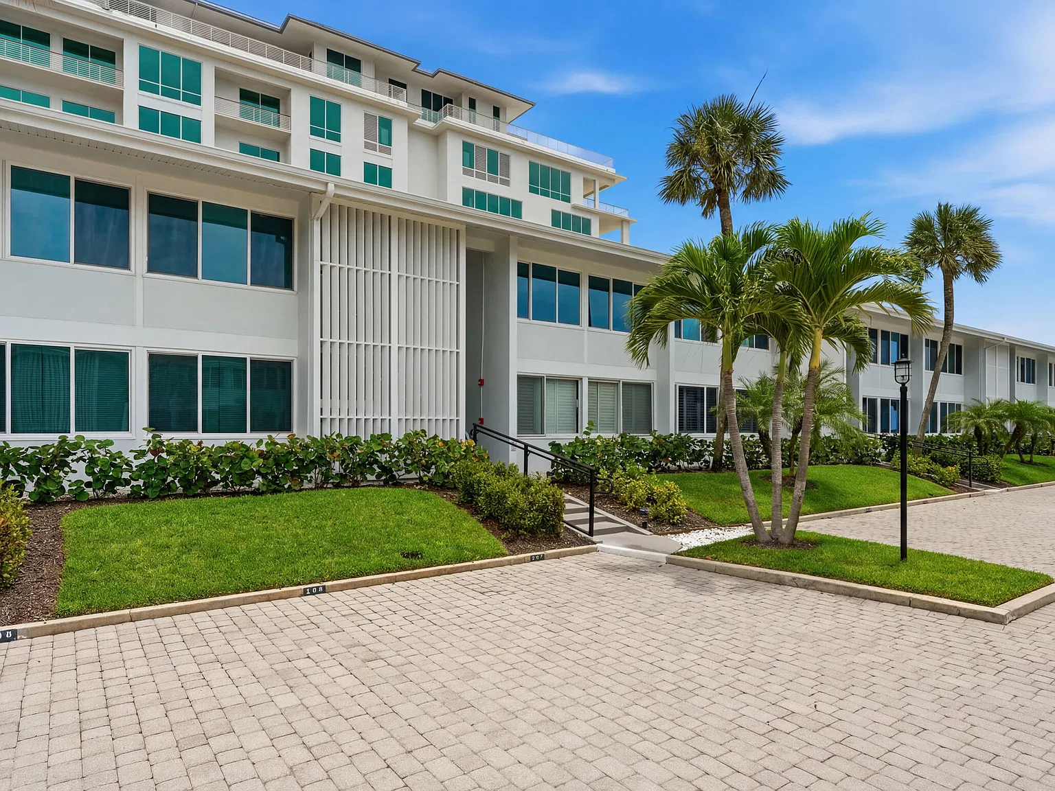 1065 Gulf Shore Blvd N — Photo 3