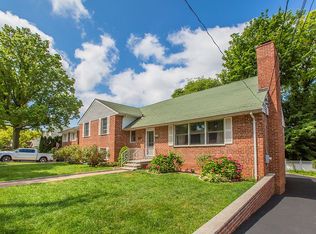 953 Split Rock Rd, Pelham, NY 10803