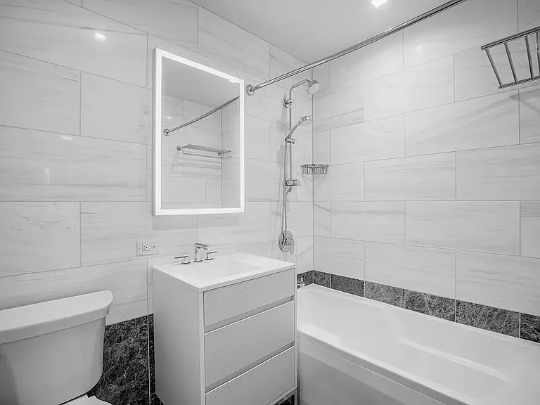 Columbus Cir #N38F — Photo 13