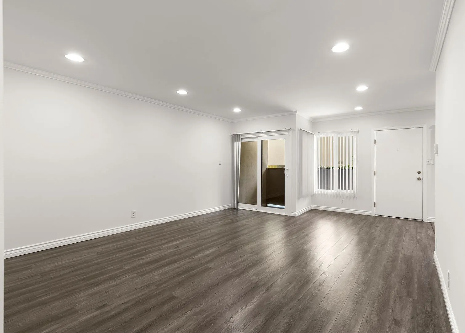 Huge Three Bedroom Available in West Hollywood — Photo 4