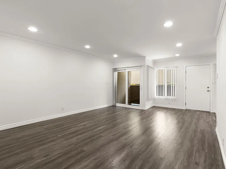 Huge Three Bedroom Available in West Hollywood — Photo 4