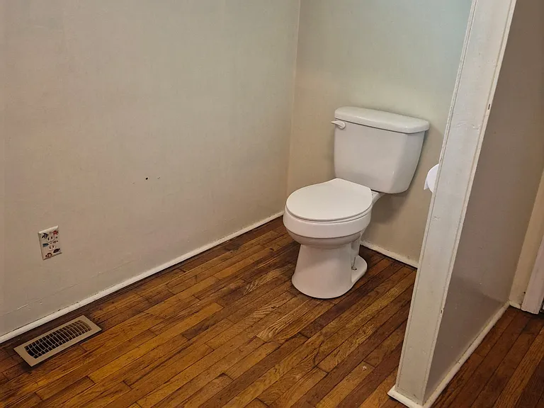 210 Foster St — Photo 6