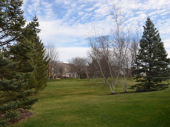 Big common area connecting to the backyard. Further you also have the community park.