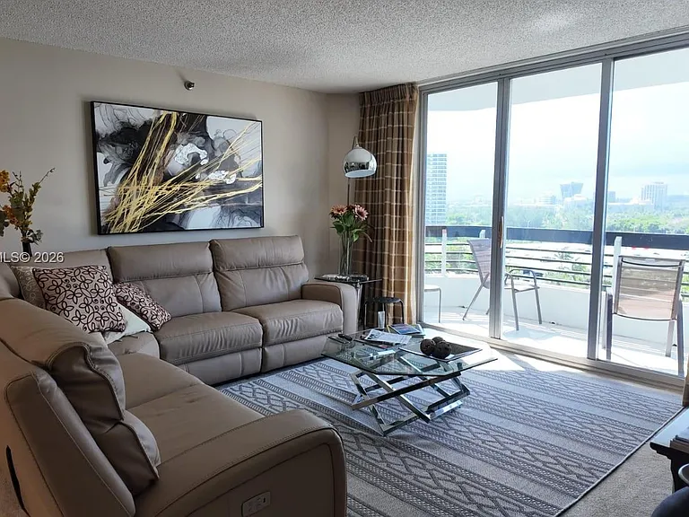 3600 Mystic Pointe Dr #1111 — Photo 2