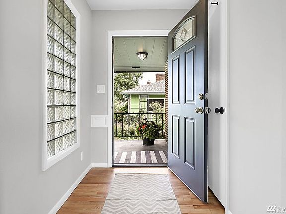 Light + Bright entryway. 