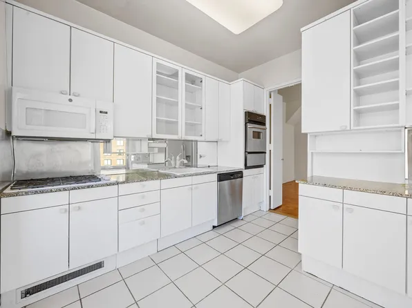 200 East 32nd Street image 4 of 11