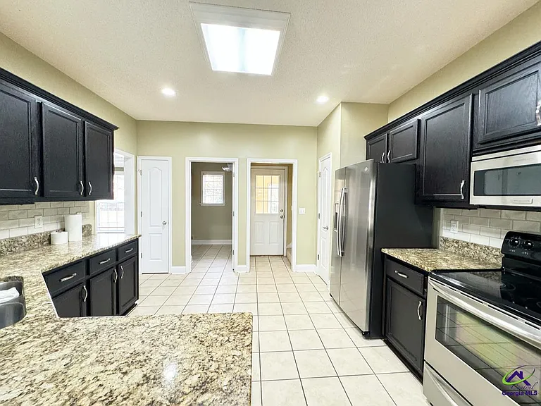 701 Victoria Cir — Photo 10