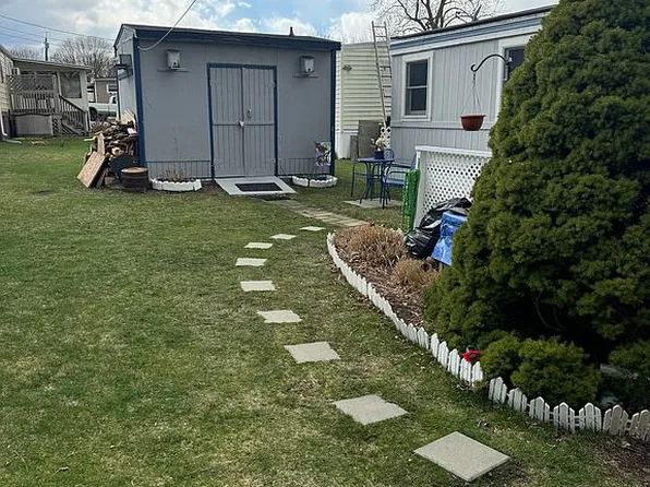 3 4th St, Portsmouth, RI 02871