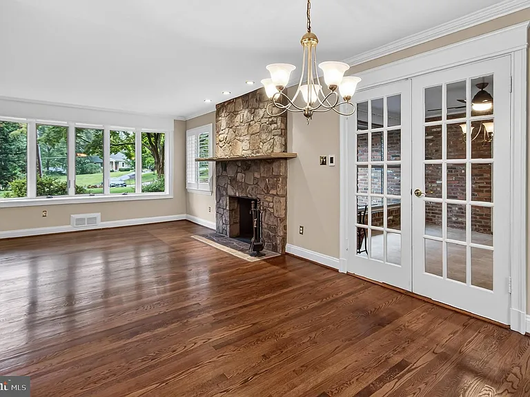 7614 Woodridge Cir — Photo 10