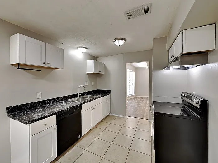 809 Lochmoor Ln — Photo 7