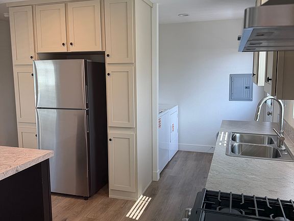 5th image of 296 N Hope Ave