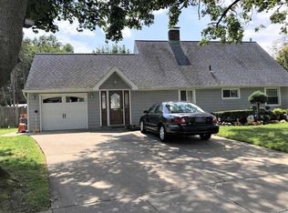 2 Thrush Ln, Levittown, NY 11756