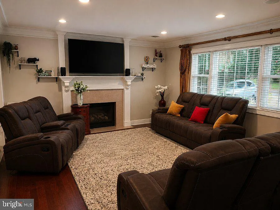 4 bed, 2.5 bath, 1092 sqft, $3,700 — Photo 3