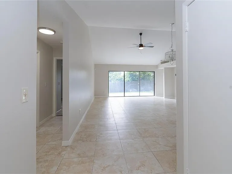 660 Holbrook Cir — Photo 17