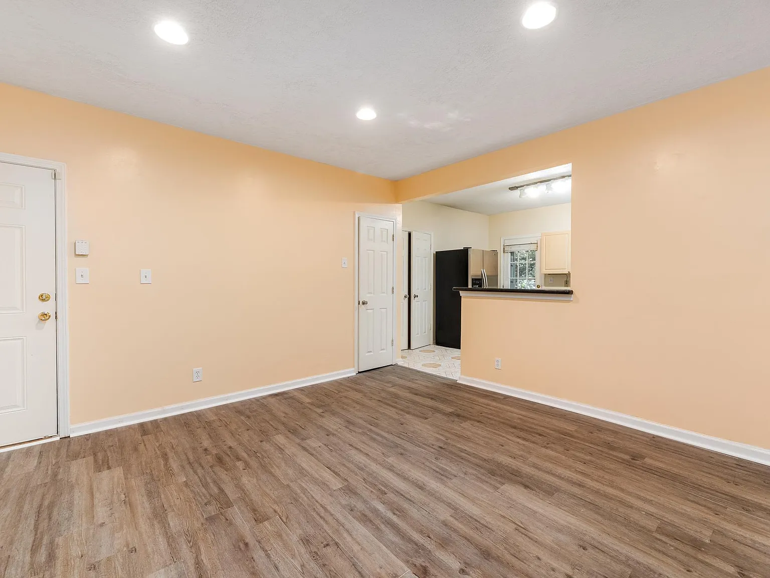 2 bed, 957 sqft, $1,600 — Photo 1
