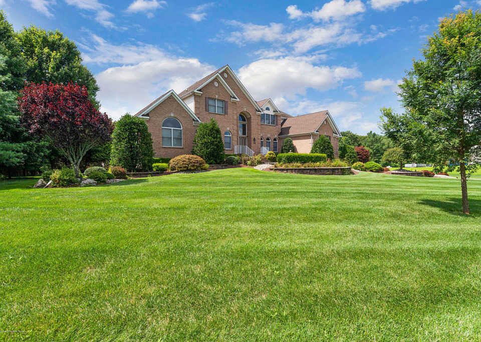 2nd image of 101 Hidden Pond Ct