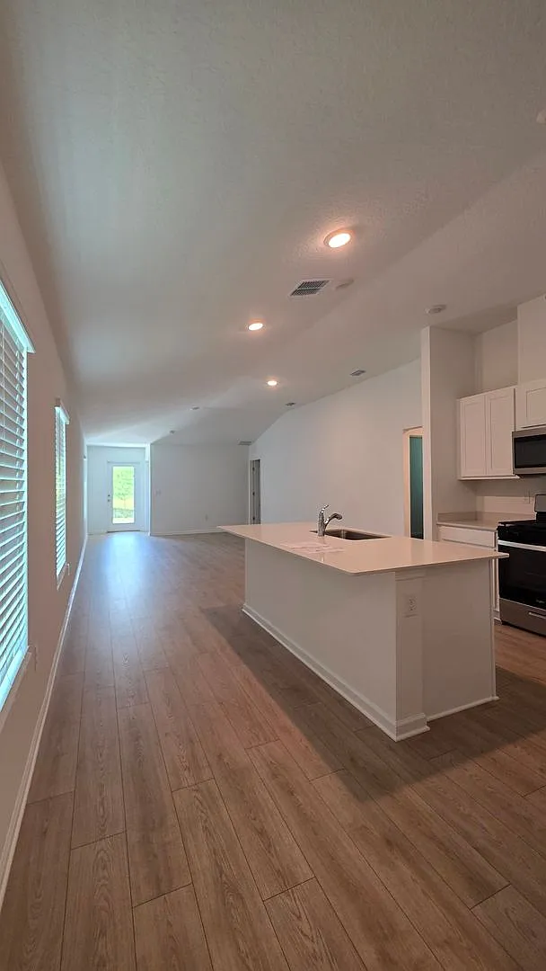 Beautiful 4 Bedroom in desirable Grand Reserve Community — Photo 3