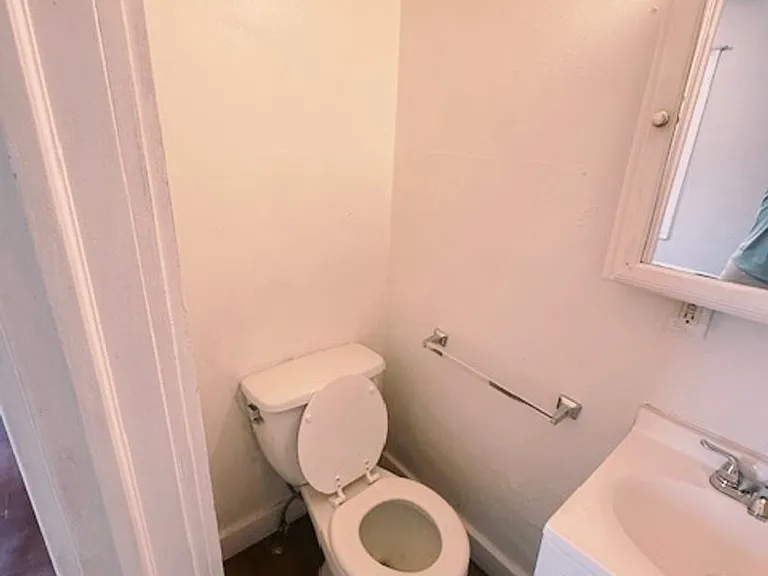 914 Eureka St — Photo 4