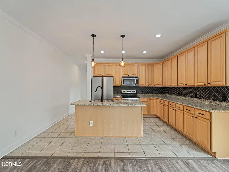 71 Court St — Photo 10