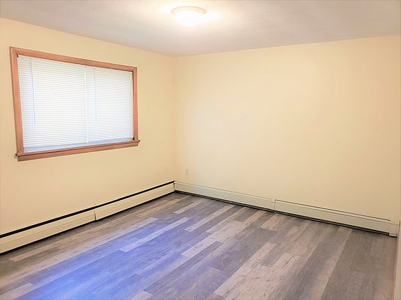 4th image of 33 Jacqueline Rd APT A