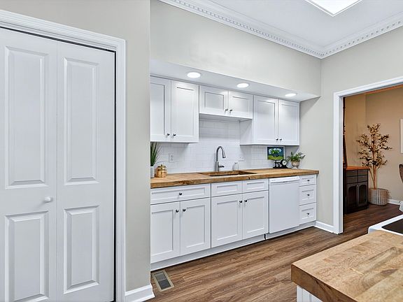 3rd image of 604 Foxborough Sq W