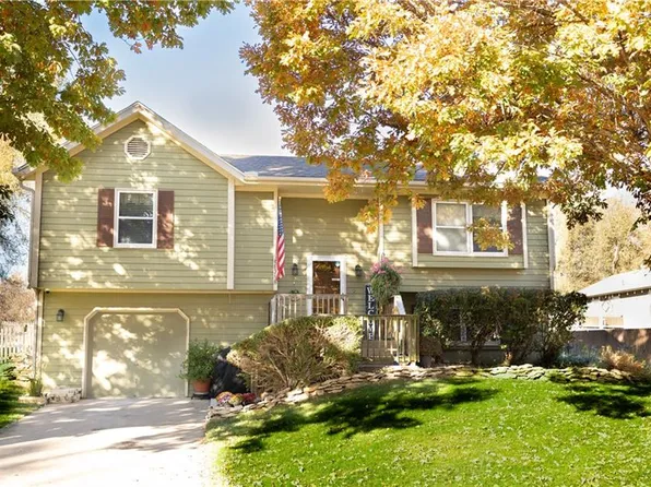 8718 Golden Ln, De Soto, KS 66018