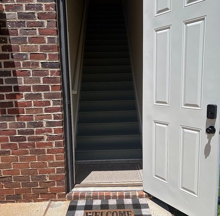 Stairway to Heaven - Completely remodeled one-bedroom, full bath, large living room, modern kitchen.