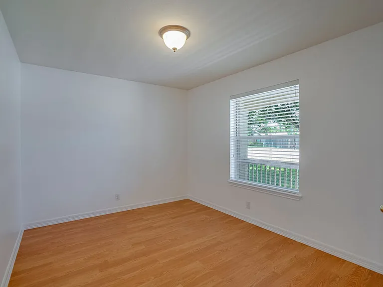 918 Estate Dr — Photo 3