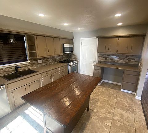 5th image of 3028 SE 20th St