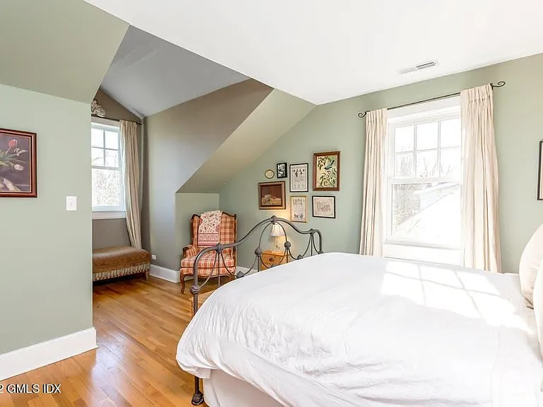 11 Roosevelt Ave — Photo 15