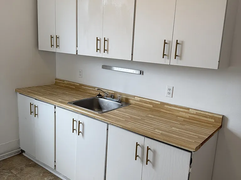 355 Elgin St #C — Photo 8