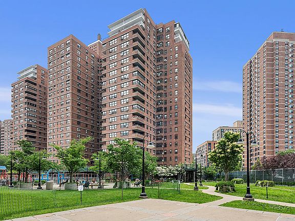 5th image of 413 Grand St #1605F