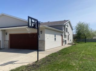 1427 Suntree Dr, West Fargo, ND 58078