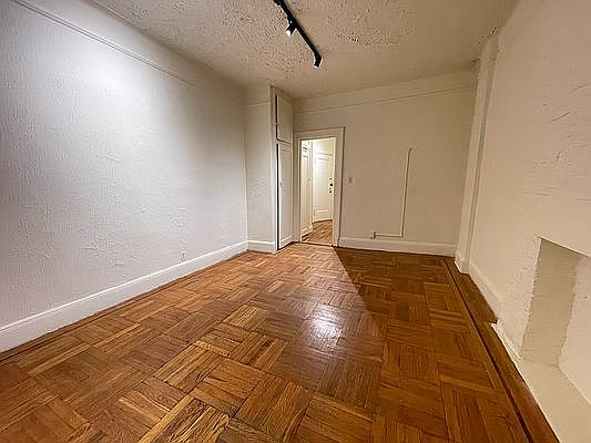 5th image of 107 E 89th St APT 1C