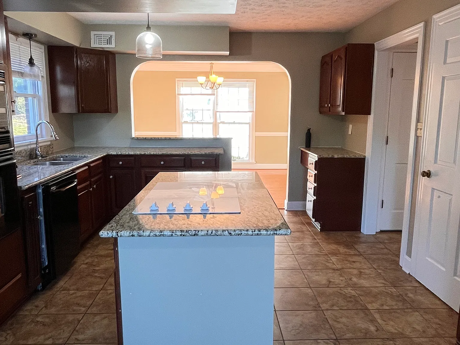 4 bed, 2282 sqft, $2,800 — Photo 4