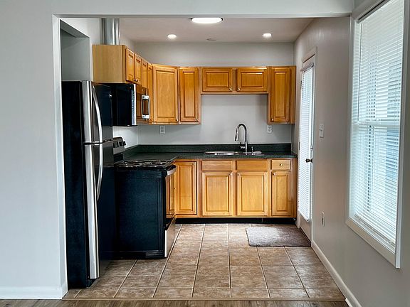 4th image of 1219 Holly Ave