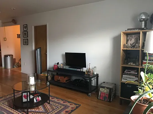 Rented by Metroline Realty | media 3